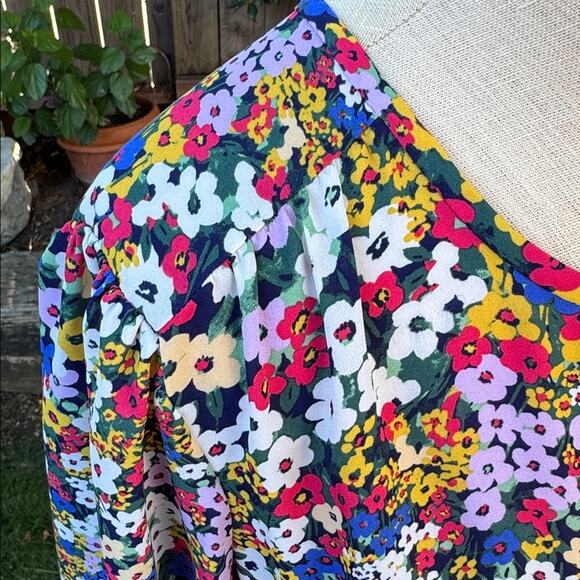 Ann Taylor Vibrant Floral Blouse Women's Size Medium - Picture 6 of 10